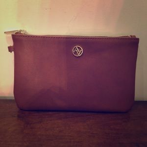 NWOTAdrienne Vittadini phone charger zip clutch